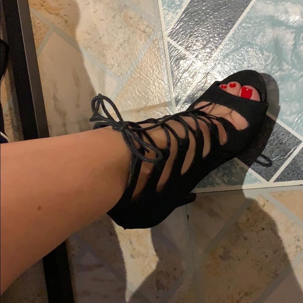 BLACK HEELS